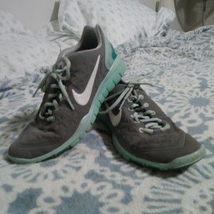 Nike womans tennis shoe